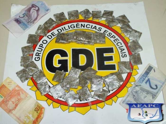 GDE da Policia Civil detém suspeita com 48 buchas de maconha prontas para a venda