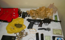 Grupo de Diligências Especiais da Policia Civil apreende maconha, armas e joias roubadas