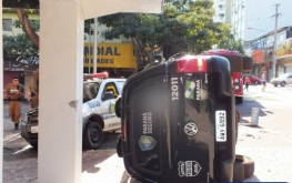 Siate atende policiais após colisão entre duas viaturas na Av. Brasil