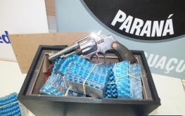 Passageiro é preso pelo DENARC levando um revolver 38 e 200 cartelas de comprimidos