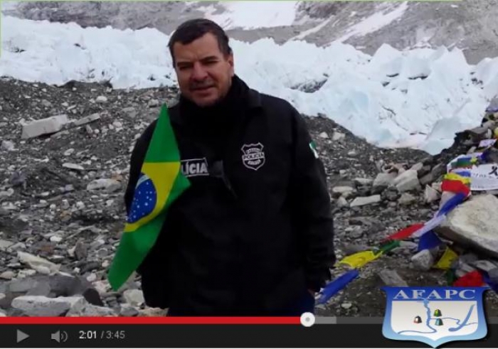 Delegado Jacovós grava vídeo no Everest em homenagem a Polícia Civil