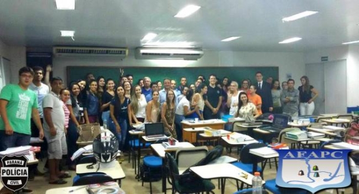 Alunos da Faculdades Unificadas de Foz do Iguaçu (UNIFOZ) assistem palestra sobre atividade policial